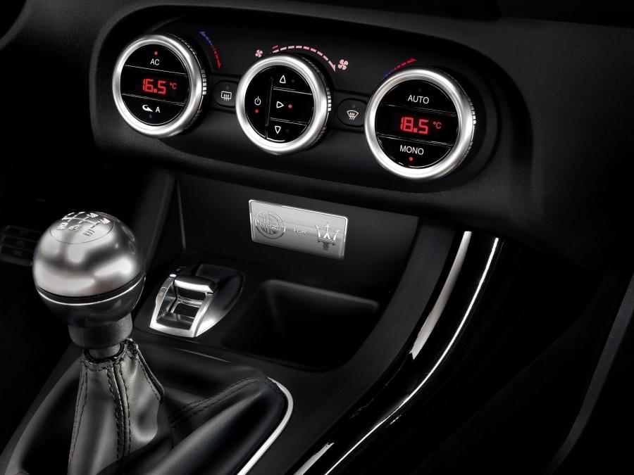 Детали интерьера Alfa Romeo Giulietta for Maserati (940) 2011 года  (фото 3 из 3)